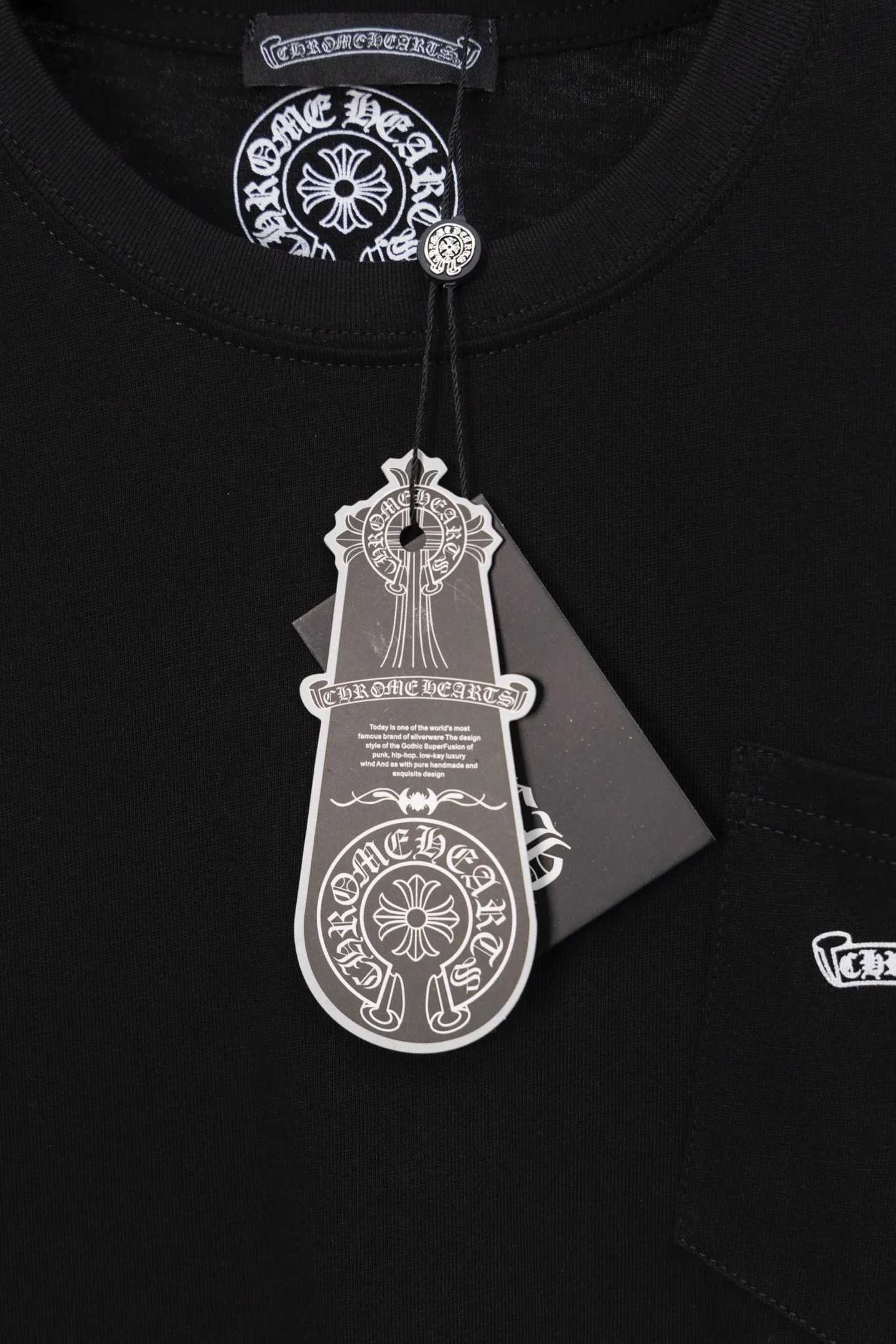 P190 Chrome Hearts CH Chrome Hearts black and white raglan sleeve Sanskrit letter printed long-sleeved T-shirt. Refreshing and comfortable, the colors have been fixed. - High elastic slurry, synchronized with all original foam printing, CH classic horseshoe pattern on the chest and back, Sanskrit on the sleeves, logo classic Gothic font printed on the collar thread - Restore the original printed collar label, more comfortable to wear, not tied to the body, custom hangtag accessories Color: black white Size: s—xl